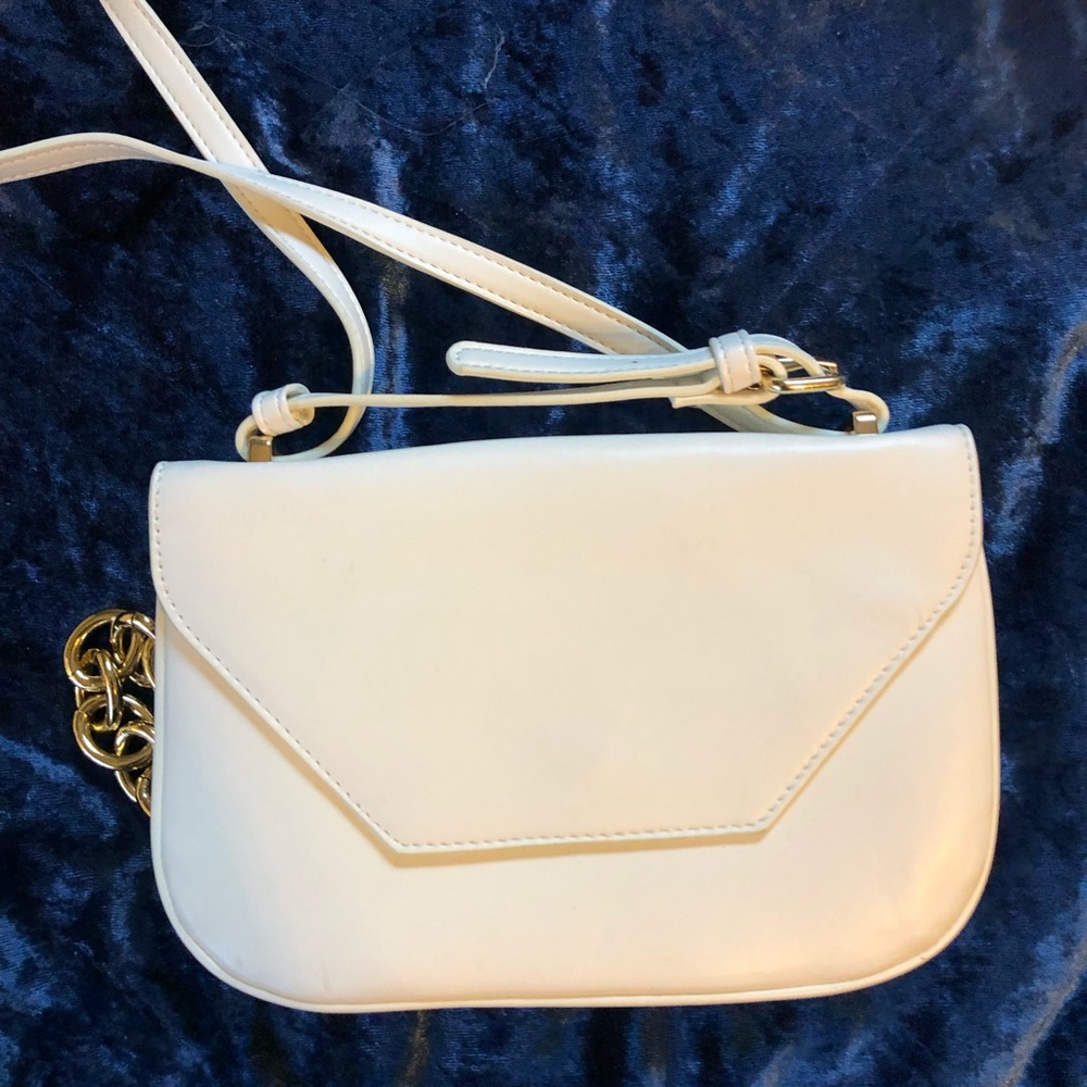 White crossbody with gold chain